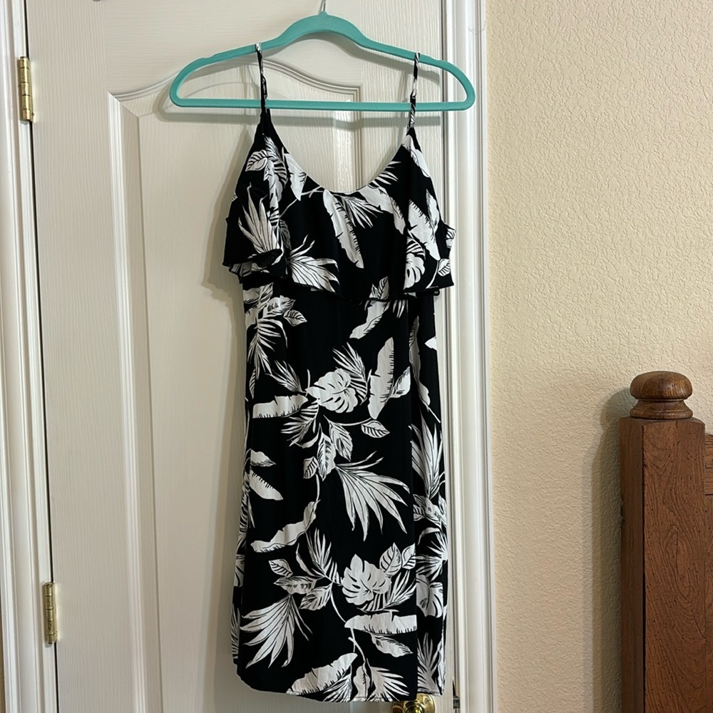 Sz L Old Navy black and white print dress.